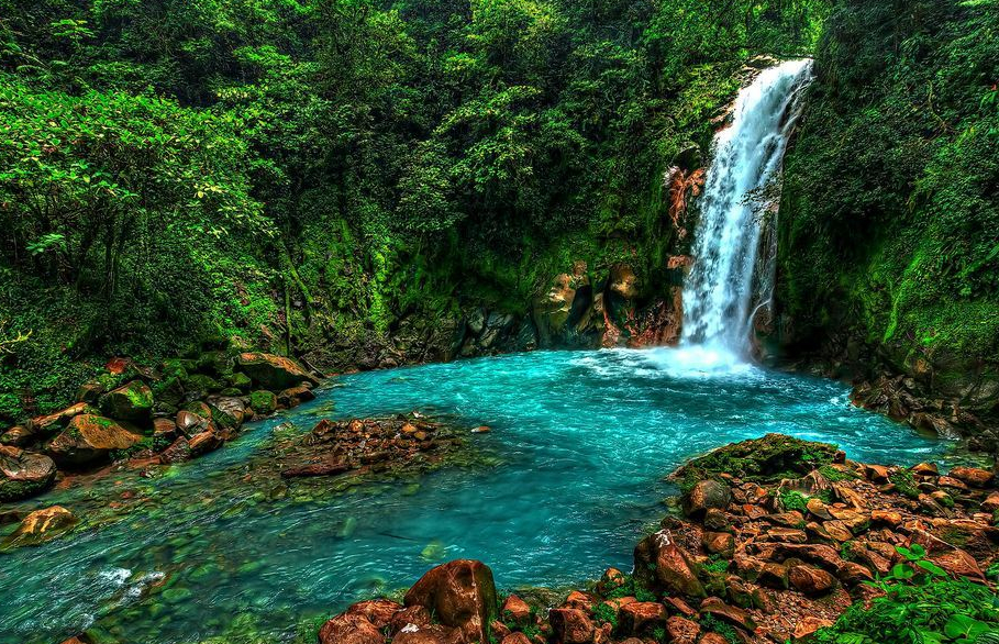 Rio Celeste, a wonder of nature to visit in Costa Rica